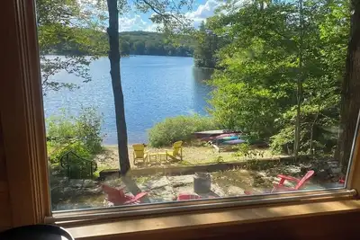 Image de Lovely lakefront cottage, filled with light