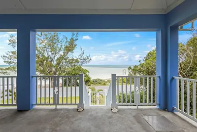 Image de Family Friendly Pink Sand Beach House Sleeps 10 with Ocean Views