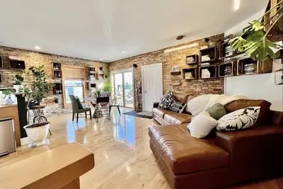 Image de Historic Old Town Lofts with Rooftop Patio, River and Park Views, Sleeps 8