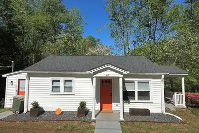 Image de Clemson Cottage - Minutes from Cu, Death Valley, Patrick Sq & Pendleton Sq.