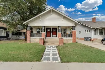 Image de Delano Double Retreat - Entire Duplex Both Sides - 2 bedrooms/2baths/2 kitchens