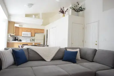 Image de Townhome W/king size bed, chef's kitchen+ chimney