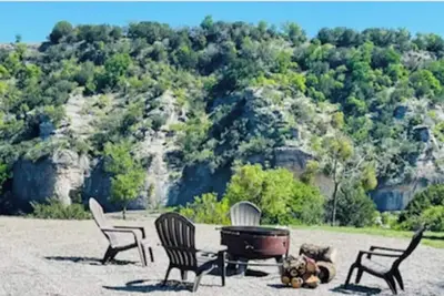 Image de Leaning Bluff Lodge at Barefoot Fishing Camp on the Colorado River in Bend.