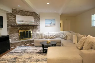 Image de Coastal Haven • Near Beach • Near Downtown