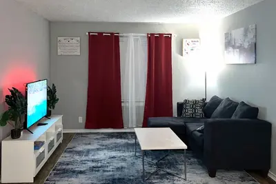 Image de Cozy & Comfortable in walking distance to At&T, near Sixflags