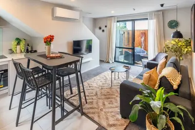 Image de Stadium Base + Sunny Courtyard Living