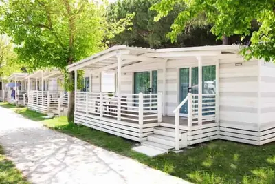 Image de Mobile home with air conditioning and wooden veranda