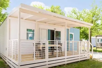 Image de Mobile home with air conditioning and wooden veranda