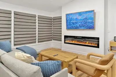 Image de Designer Upper Suite near Green Lake, Brand New Modern Finishes & Natural Light