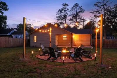 Image de Luxury Home 1 Mile to Masters · Sleeps 10 · Fire Pit & Designer Style