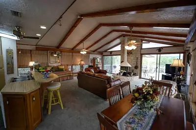 Image de Riverfront Cabin with Spacious Interior, Large Deck and Views in Texas
