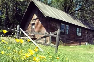Image de Rustic Cabin Rental in a Wild Meadow near Crater Lake National Park, Oregon
