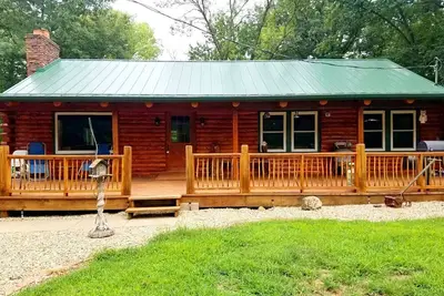 Image de Charming Log Cabin Getaway with Private Hot Tub near Decatur, Illinois