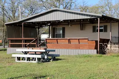 Image de Charming Cabin with Private Dock on Lake for Lovely Family Glamping Near Oklahoma City