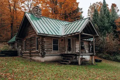 Image de Rustic Log Cabin Rental in the Forest near Kingdom Trails and East Burke, Vermont