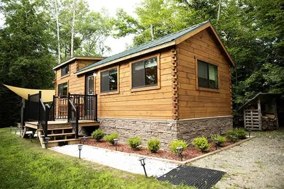 Image de Incredible Modern Tiny Log Cabin near the Ammonoosuc River for a Romantic Getaway in New Hampshire