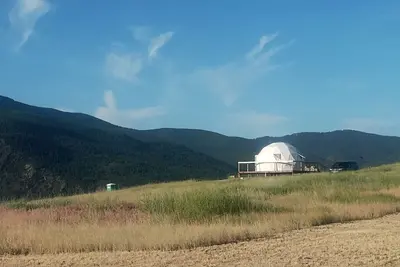 Image de Stunning Off-Grid Dome with Spectacular Views for a Unique Glamping Getaway in Montana