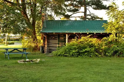 Image de Rustic Cabin Overlooking the Beautiful Seneca Lake in New York
