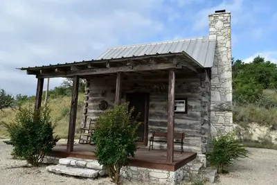 Image de Traditional Log Cabin Rental for a Rustic Getaway near Fredericksburg, Texas
