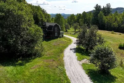 Image de Lovingly Restored Historic Cottage in Adirondack Mountains, New York
