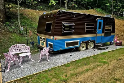 Image de Cute Off-Grid Camper on an Exotic-Animal Farm for a Unique Getaway near Charleston, West Virginia
