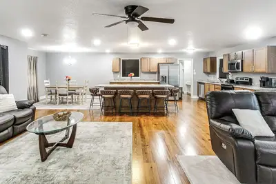 Image de Walk to Tift Regional Health! Refined Home w/ Yard