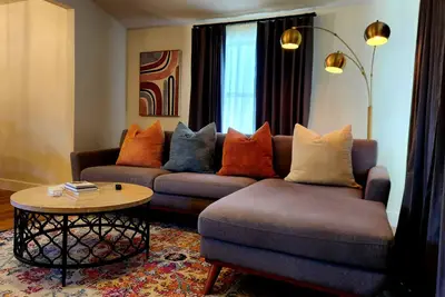 Image de Newly renovated modern-chic 2-bedroom house in the heart of Nwa