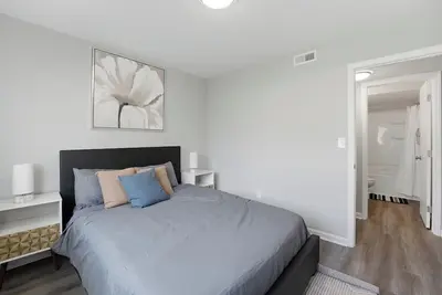Image de 2br/2ba Apartment | Work-Friendly | Extended Stay