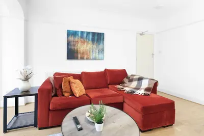 Image de Spacious 4-Bed Semi-Detached House | Driveway Parking | Stanmore