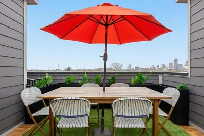 Image de Luxury Townhouse with Skyline Views & Rooftop Bbq