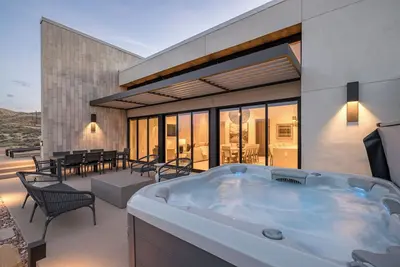 Image de New Listing! Lionsback Luxury | Red Rock Views + Hot Tub