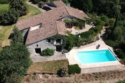 Image de Maison authentique et moderne, animaux bienvenus, un véritable havre de paix.