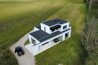 Image de -Edge- Maison moderne avec jardin, proche plage.