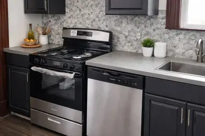 Image de Beautifully updated 6-bedroom home that blends cozy comfort with simple.