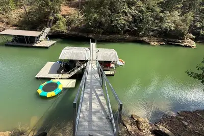 Image de New Rustic Lakefront Retreat/Waterfall/5 Br