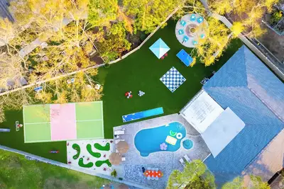 Image de Pickleball, Heated Pool, Mini Golf & Games! 5 Mins to Beach! Sleeps 16!