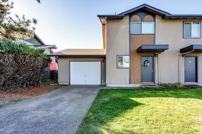 Image de Your Home Base for Adventure – Central Duplex Stay