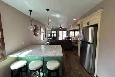 Image de New! Bear Necessities 2-Bedroom Cottage with Water Views Steps from the Lake!