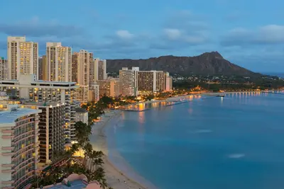 Image de Double Bed Suite Steps to Waikiki Beach & Pool Access Near Shops & Dining