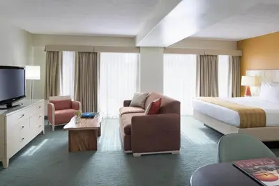 Image de Executive Suite Steps to Waikiki Beach & Dining with Outdoor Pool Access