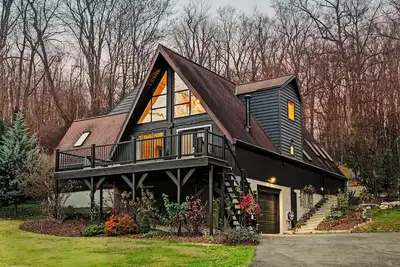 Image de Modern Wooded A-Frame • Firepit, Playroom & Game Room • Family-Friendly