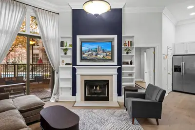 Image de Luxury Uptown 2br Condo • Pool Patio • Walk to Stadiums & Dining