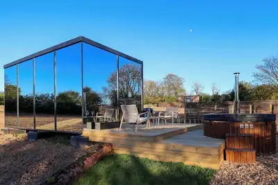 Image de Luxury Mirrored Cabin with Hot Tub & Sauna