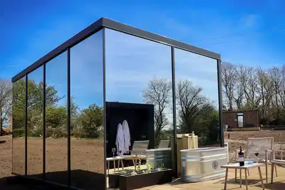 Image de Stylish Mirrored Cabin with Sauna & Plunge Pool