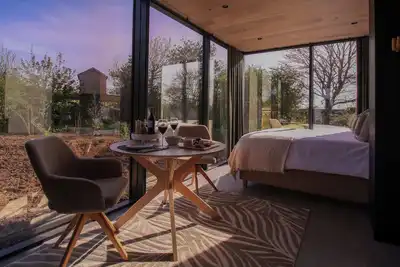 Image de Stylish Mirrored Cabin with Hot Tub & Sauna