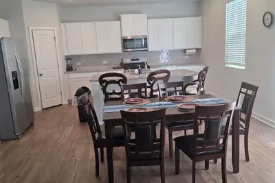 Image de Delightful 5-bedroom building with Ac in charming Grayson