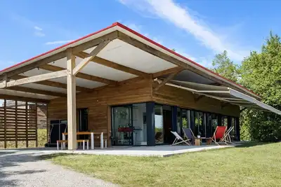 Image de Maison contemporaine en bois avec piscine