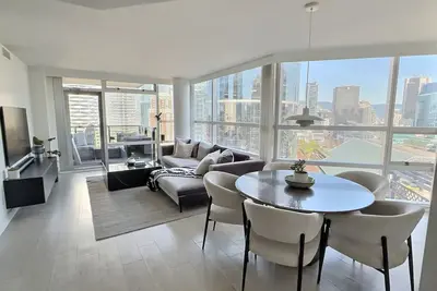 Image de Luxe 2br/2ba | City+Mountain Views | Central Vancouver l Free Parking