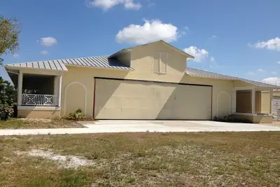 Image de Hangar Home for Seasonal Lease. Mother In Law apartment adjoining. Large Hangar.