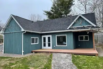 Image de Cosy lakeside cottage retreat w/king bed, minutes from airport or downtown.